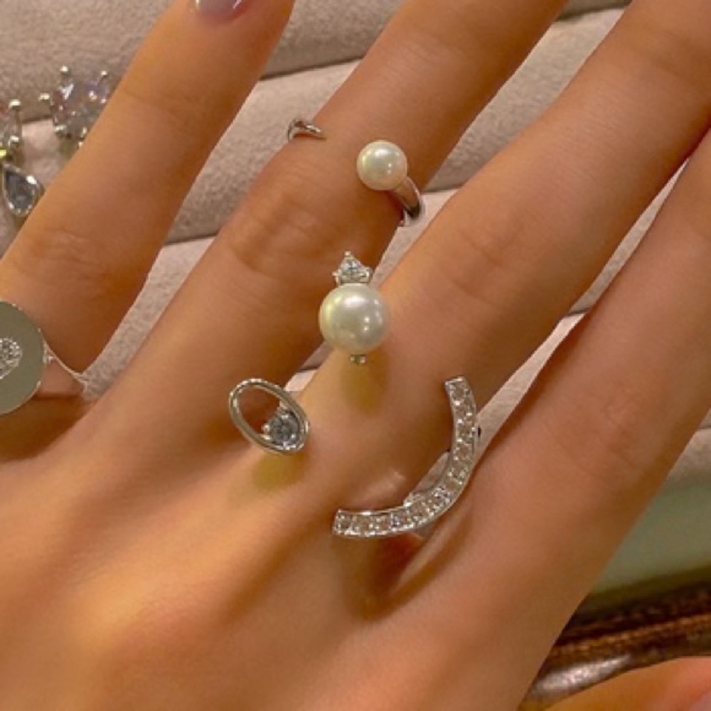 Moving Sale 🌟 EYE PEARL LASH SMILE PAVE RING - US 5.5